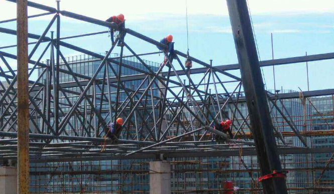 南岸论网架装配施工中搭设脚手架应当留神的事故